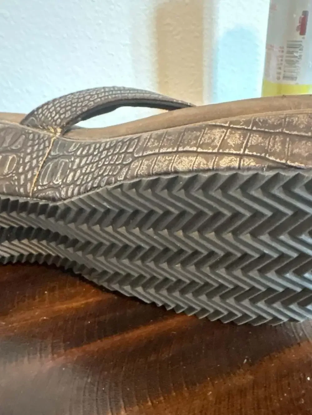 VOLATILE Women's Brown Croc-Embossed Wedge Thong Sandals